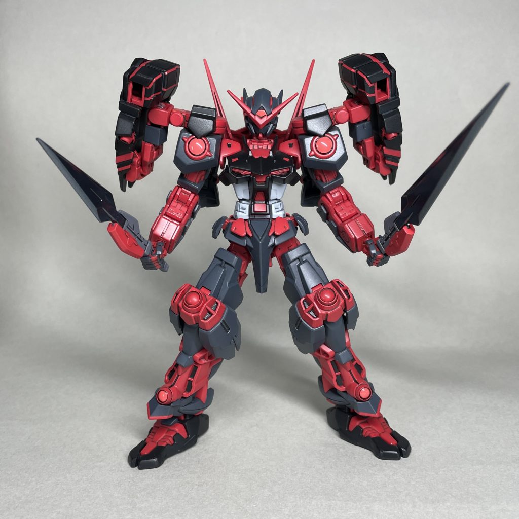 正面 機体各所の円の部分は、擬似GNドライブやGNコンデンサに見立ててレンズ状のパーツを貼りました。 グラハムの駆るエクシアリペアⅣでは疑似GNドライブ装備とのことなので、この機体も両ひざに疑似GNドライブ装備という妄想設定です。