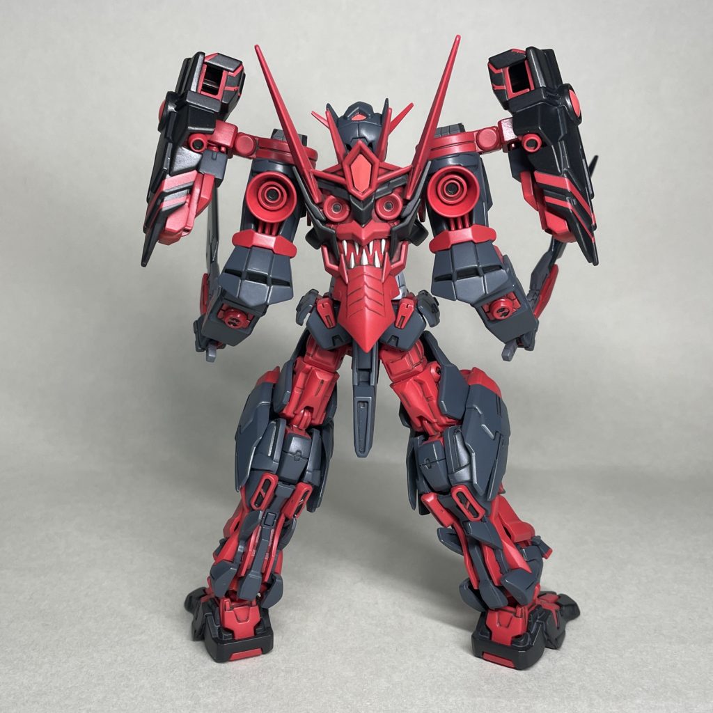 まうしろ シールドの目のまわりの色は、ミスターブシドーの仮面をイメージして黒で塗り分けました。 両肩うしろの大きなノズルは、内側の構造を変更し、よりプレーンな感じにしました。手持ちパーツの都合で、最終的にこうなりました。