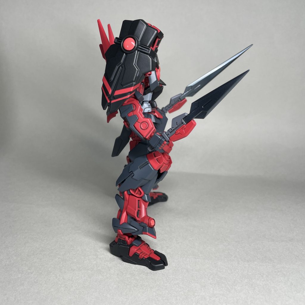 よこ GNブレイドなどの刃の部分は、黒地にパールパウダー(MGパール)を少なめに溶いたクリアーを吹き、その後にクリアーを吹いて仕上げました。 パール塗装の機会が少ないので、発売直後に購入したMGパールやFGパールを全く使い切れません。