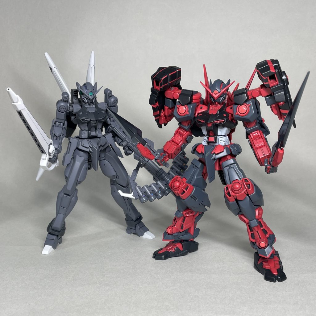 昨年製作したビルドAサイフォスと並べてみました。 ビルドAサイフォスの頭部はRGガンダムエクシアのものです。ビルドAサイフォスで、アストレイの胴体とエクシアの頭部の組み合わせが似合うと感じたので、今回もエクシアの頭部をパーツ購入して組み合わせました。