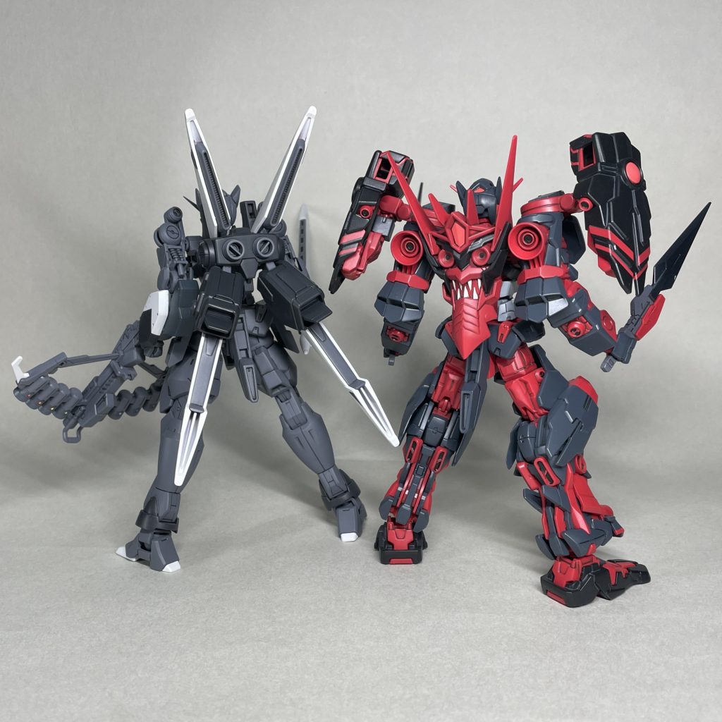 本体とバックパックの大きさのバランスは、このくらいが好みです。自立できないものは完成しても飾っておけないことが多いので、あまり作りたくなりません。 塗装の段階でパーツ数が多くなる物も できれば避けたいです。