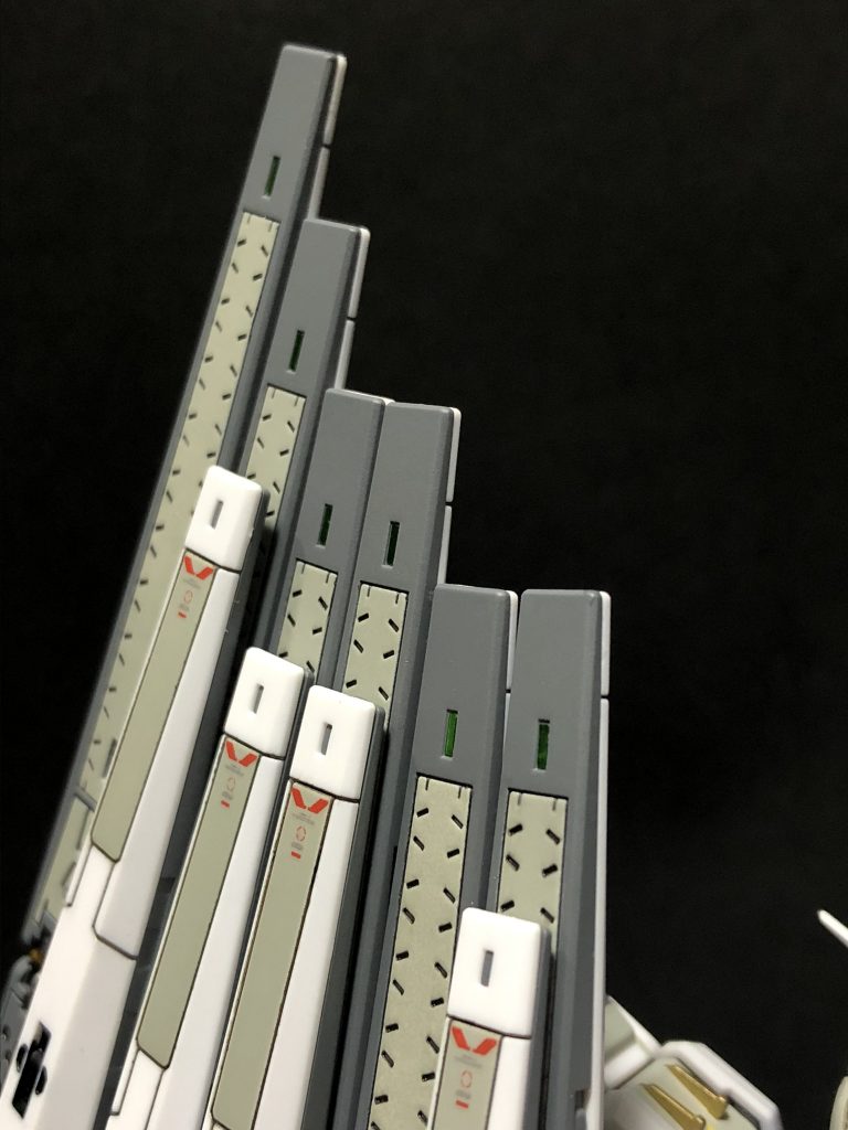 ファンネルの先端の隙間には台座作ったときに余った銀のカッティングを緑色のマッキーで塗って貼りました