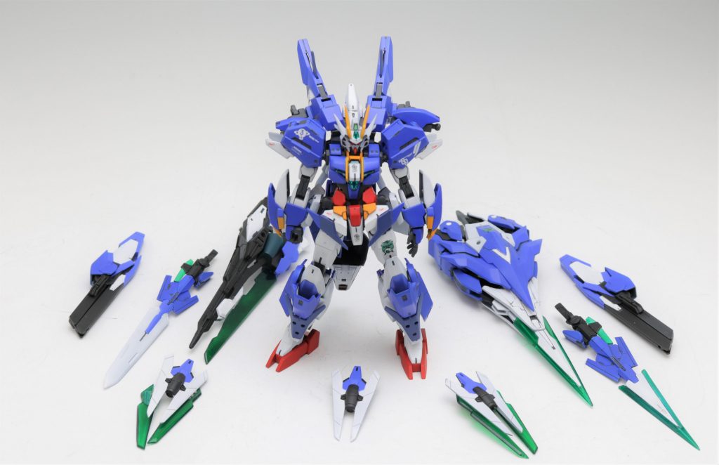 全部武装ならべてみました。背面のビームサーベル×2２本のロングとショートソードセンサービットソード×2　最大の特徴の　GNケラウノスバスターソードII　+　GNビームシュートブラスターU7　と、おまけのロングライフル×2セブンスソード/Gの武装をイメージした武装にしました。