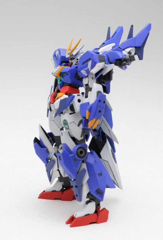  前腕のスカイブレイサーはゴットガンダムの手甲のようなカラーリングでクロー部分も少し変更しました。脚部の膝のアーマーはイージスナイトの腕部の装甲と、くるぶしの装甲を加工して、センサービットをマウントできるようにしてあります。