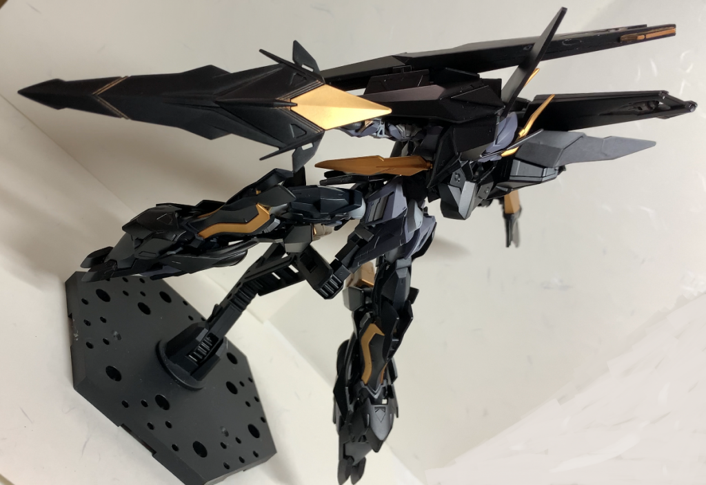 脚部に付けられたブースターにより急激な加速を行い腕部に備えたブレードにより敵を薙ぎ払うのが主な戦法である。攻撃に用いられるブレードは高速移動中の被弾によるダメージを減らす縦としても扱われる。