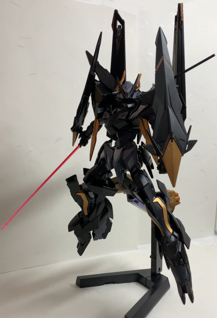 物理に対しての防御能力が高い機体にはビームサーベルで応戦できるようになっている。