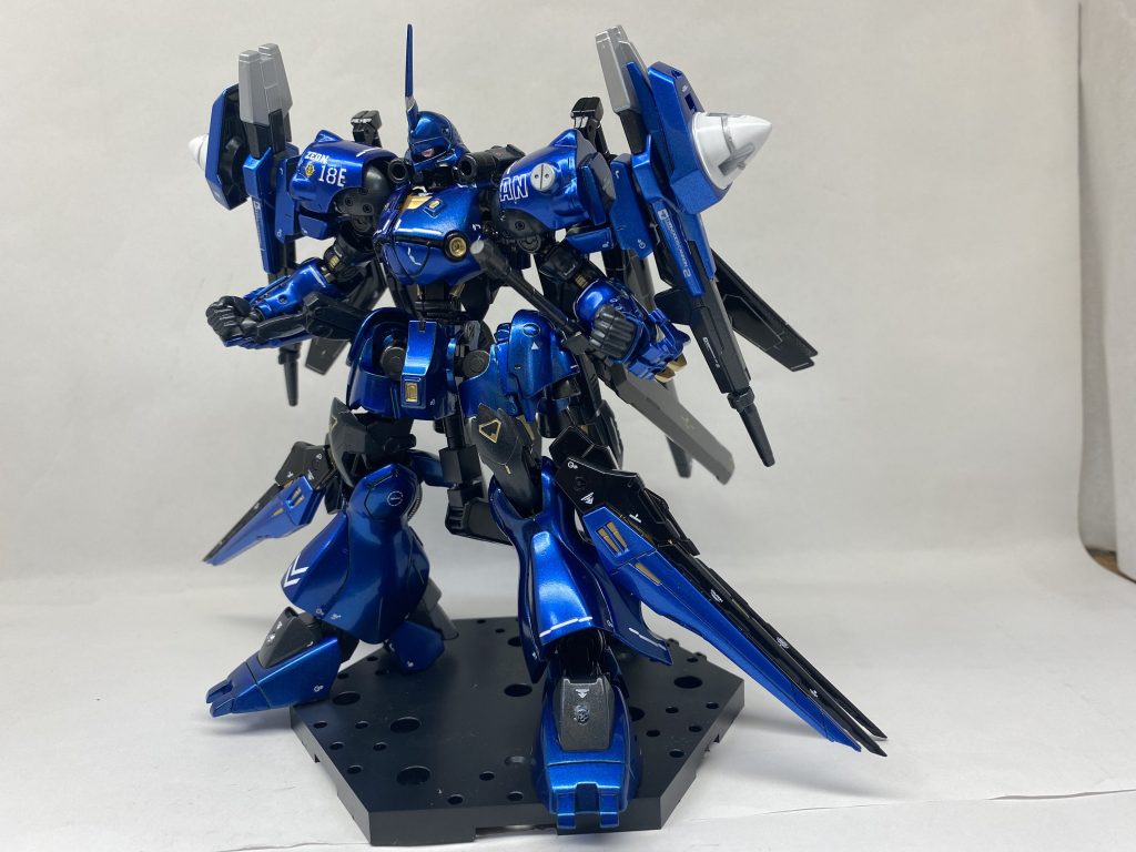 まずは正面から。主な塗装として本体装甲は缶スプレーのブラック→メタリックブルー→クリアブルー、武器などの装甲はシルバー→メタリックブルー、グレー部分はガンダムカラーのMS連邦グレーで塗装しています。