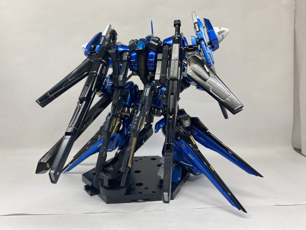 背面。今回の製作コンセプトは｢ケンプファーにアナザー作品の要素を全て盛り込む｣となっているため、様々な武装が見られます。