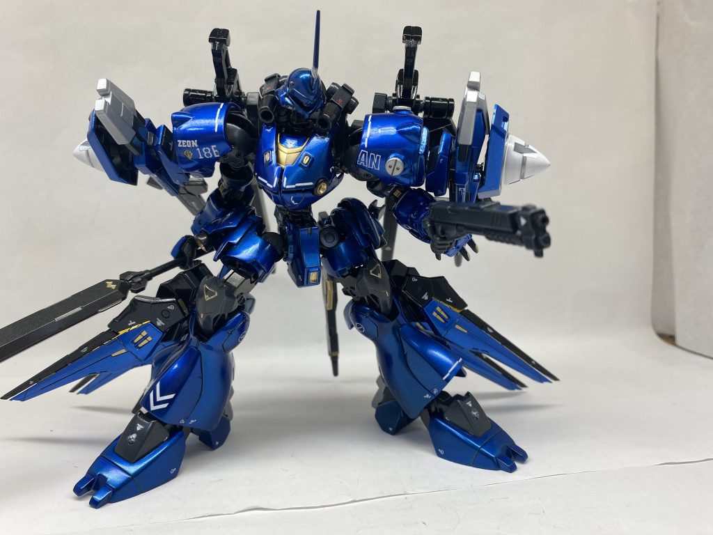 ここからはアクションポーズ。まずは地上でショットガンとソードメイスを構えた姿。