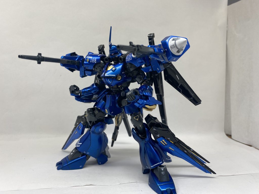 続いて両肩のツインドッズキャノンの発射姿勢。