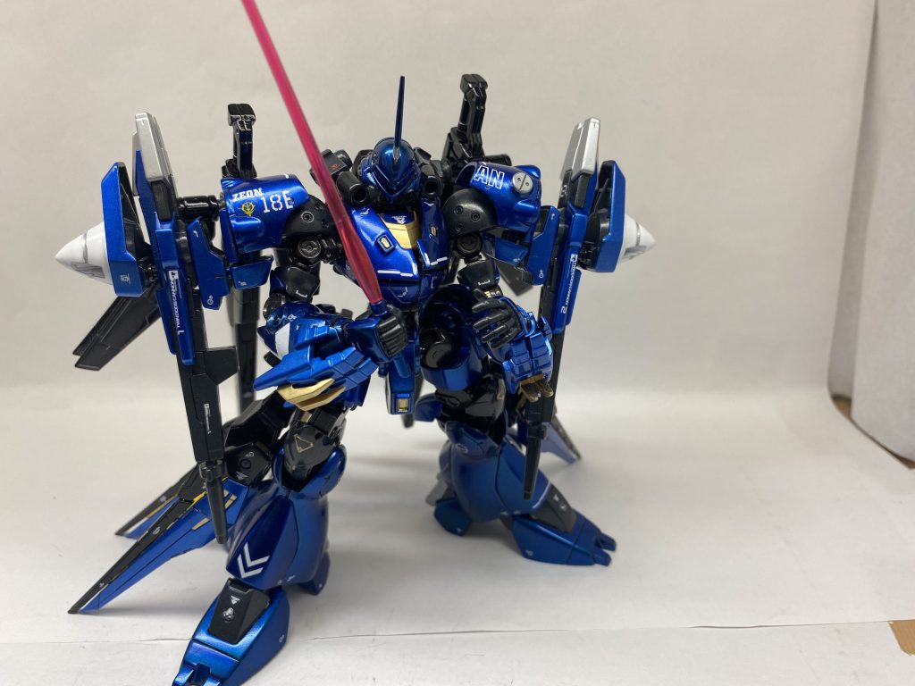 ビームサーベル抜刀。両肩のGNドライブの影響でビームの色がピンクになっています。