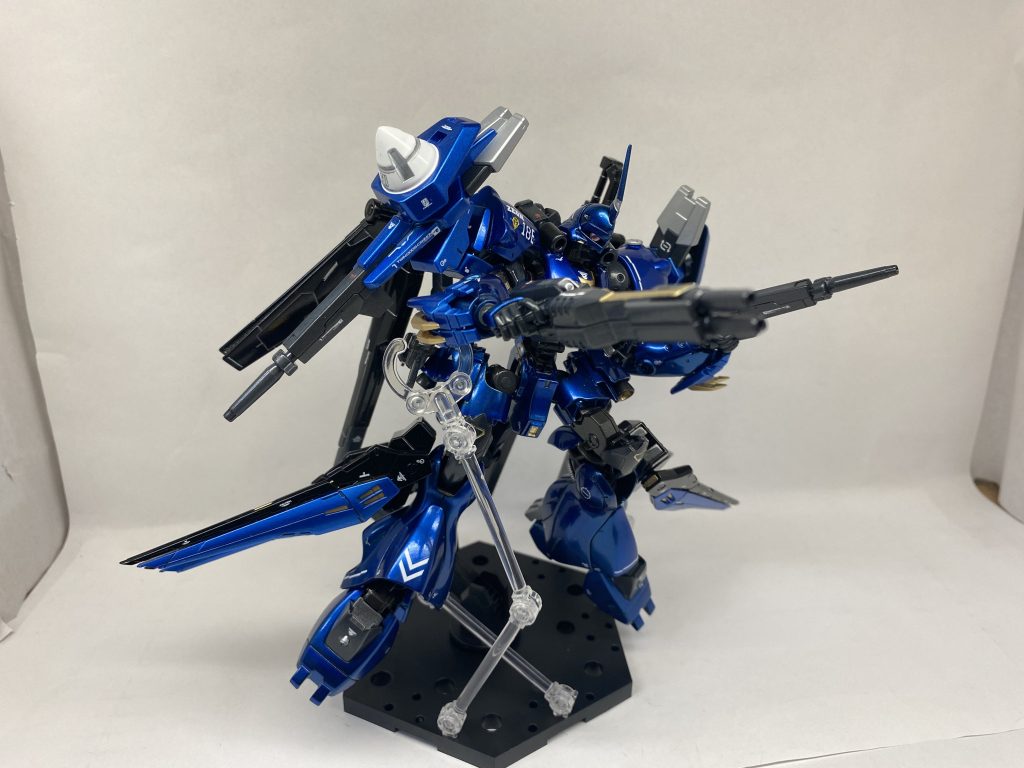 2つを合体させて左にはドッズキャノン。ツインバスターライフルがなかなか重いため支えをつけています。