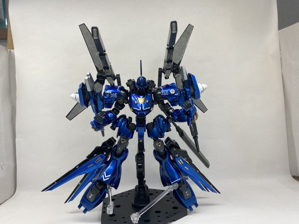 背面のツインサテライトキャノンを展開。今回制作開始時にはDXが再販されていなかったので、ジェガンブラストマスターのものを使用しています。