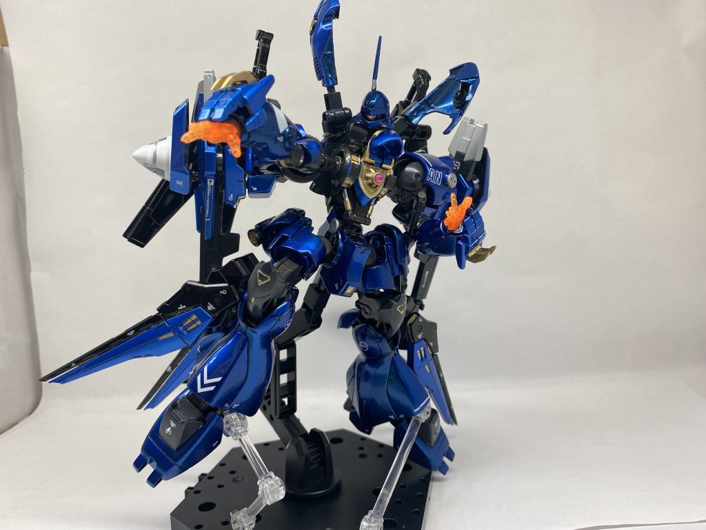 ゴッドガンダム譲りの胸部展開ギミックを搭載。