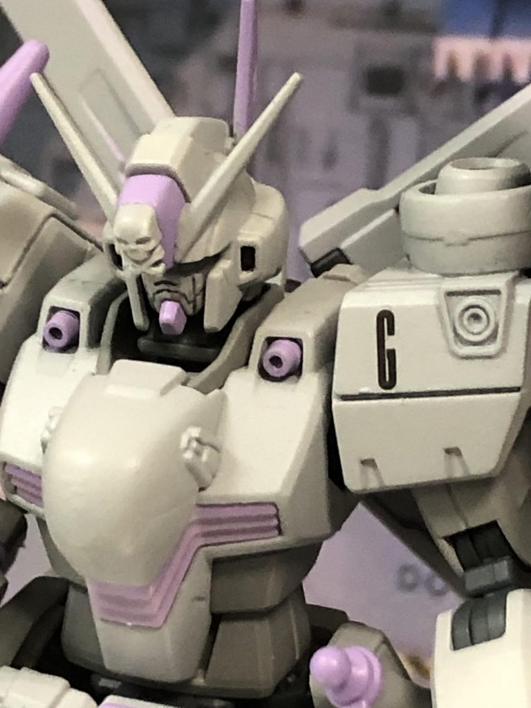 妄想設定:義賊クロスボーンバンガード所属のクロスボーンガンダムタイプMSの1機。全26機作製されアルファベットのA~Zまでの機体が存在すると言われている。本機は第一世代(A~Gまで)のクロスボーンガンダムであり通称『ガベル(G型)』の名称で呼ばれることが多く、数少ない女性パイロットが搭乗している機体でもある。また本機はもともと指揮官用に調整された機体で、その特徴として頭部後方に指揮官用の通信アンテナを備えている。また本機のみに対クロボーンガンダム用の装備ABCシステムを搭載している。