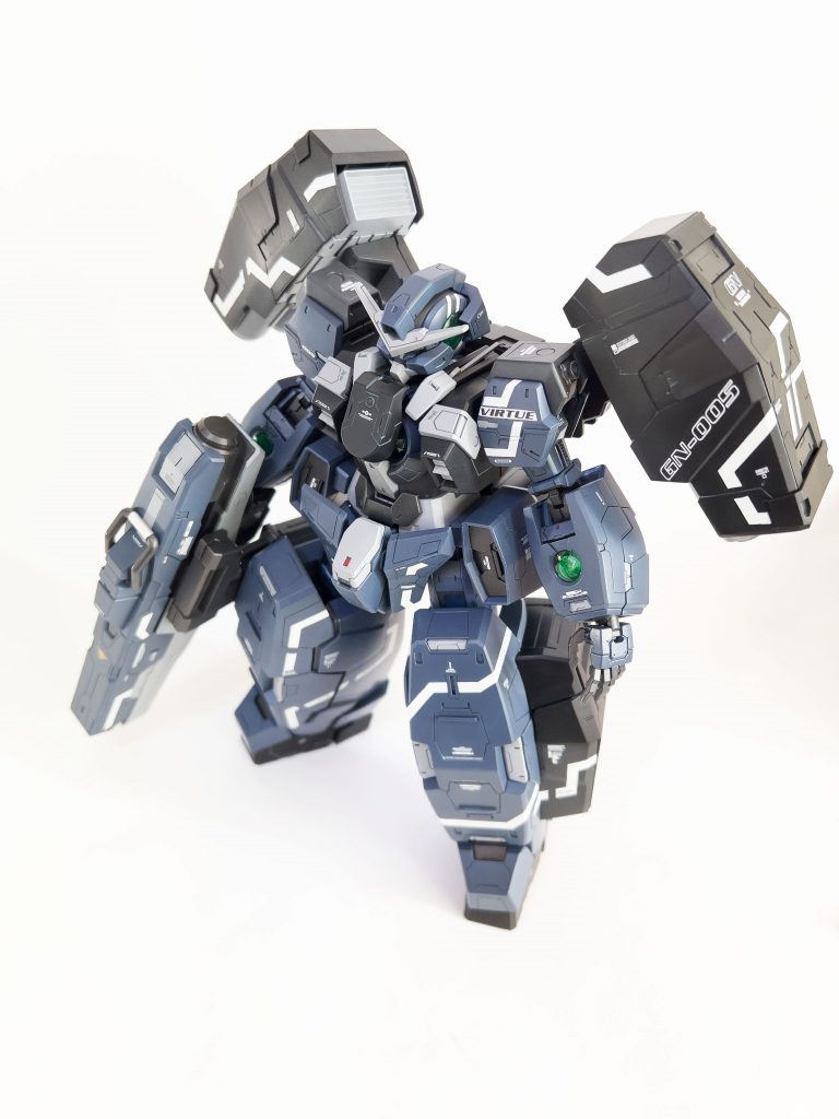 ポーズを変えずに斜め上からの写真です。左右非対称に白いラインの塗装を入れてみました。個人的に頭部に入れたラインがお気に入りです。