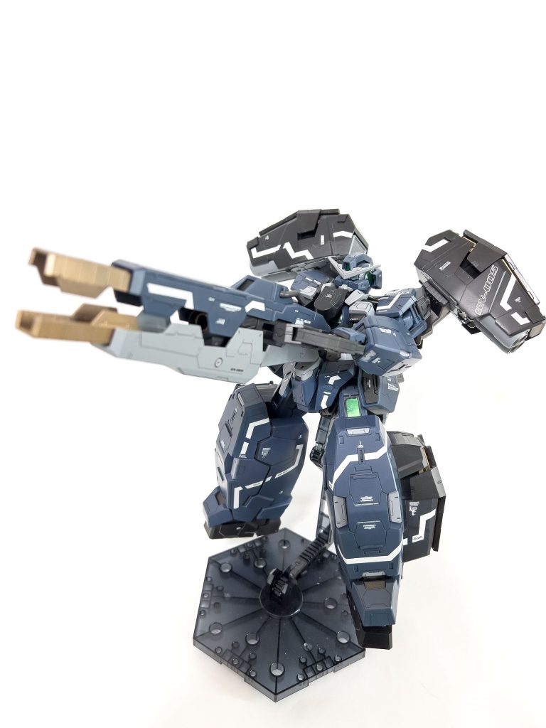 GNバズーカを構えてみました。通常では見えない部分をゴールドで塗装しています。台座が重さでギリギリでした。