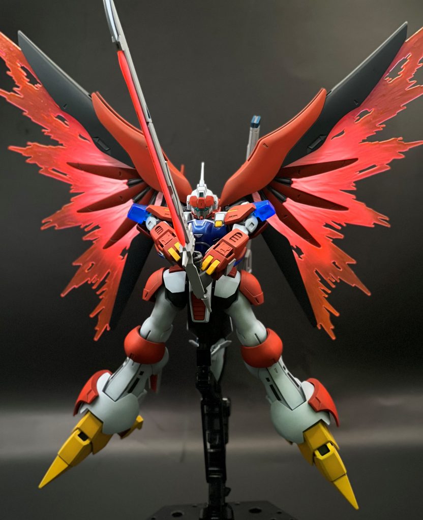 肩関節を引き出し式にすることで、アロンダイトも構えられます。光の翼は蛍光ピンクとホワイトでグラデ。ブラックライトで光ります。