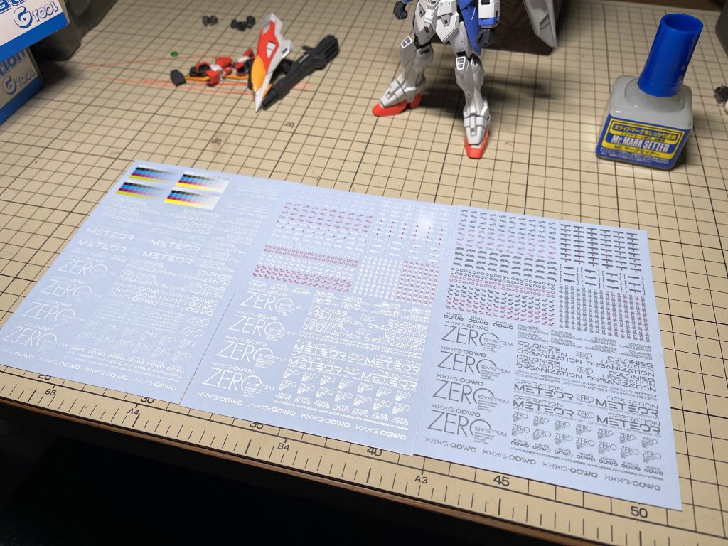 自作デカールはいつものレーザー出力のものに加え、UVプリントで白印刷のデザインも作ってみました。