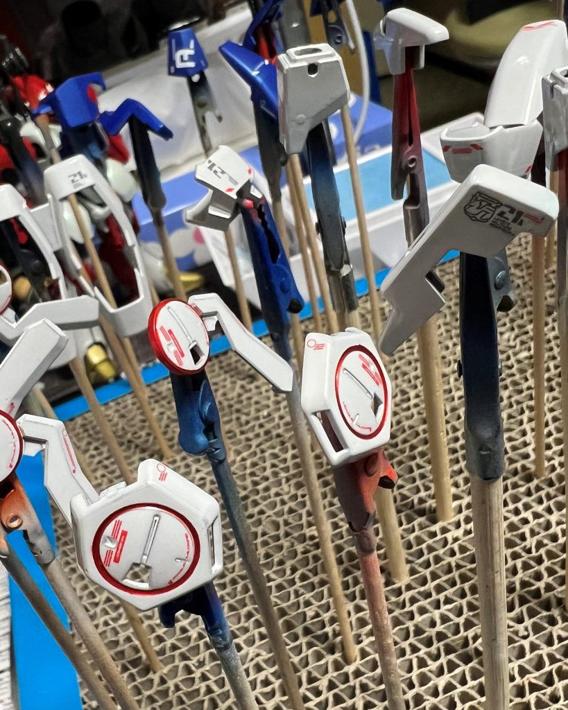 そしてデカール等完了したらクリアコートを。これはボーンペイントのフィニッシュクリヤを使用しました。砂吹きからのウエットで何も問題なくコートできました。低浸食が売りの塗料。流石です。ちなみに肘やらの赤丸モールドは付属のシールをマステ代わりに塗装です。