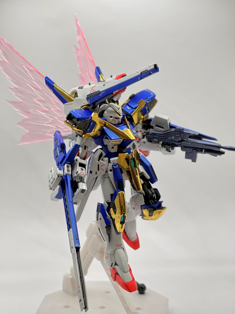 光の翼も用意してありましてwモールドもしっかりと造形されてますし、敢えて塗装せずにそのままです。はじめてチタニウムフィニッシュを制作しましたが、改造やらパーツ自体には手を加えられないですし、素組みの言い訳?にはぴったりでしたwそれでも今キットはその組みやすさや変形、合体等の付加価値もあり十二分に楽しむことができました。