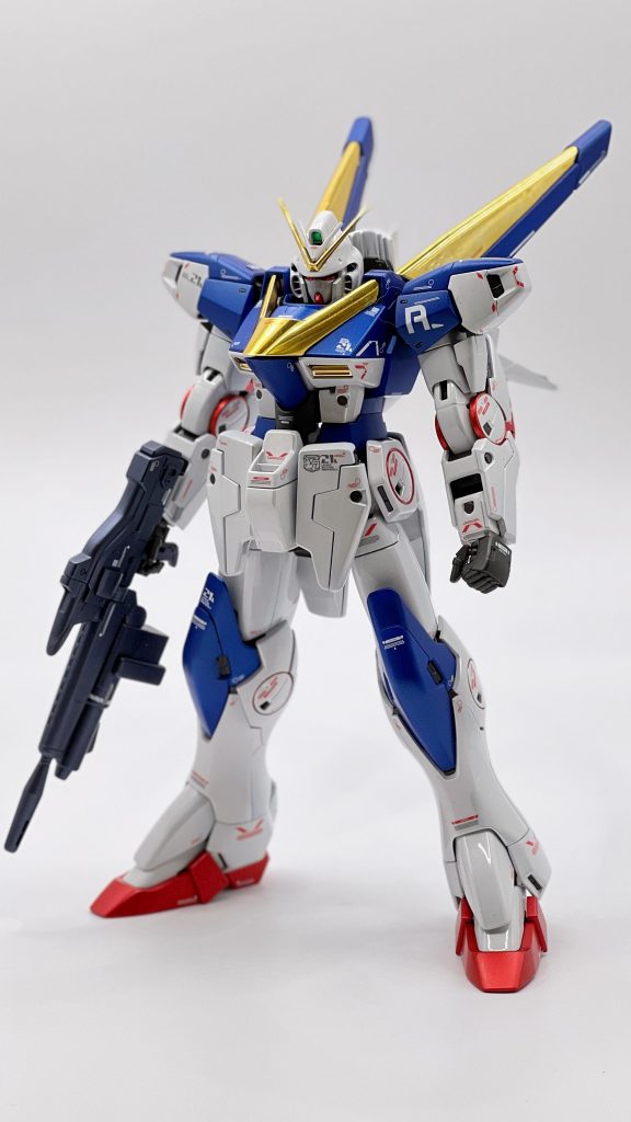 まずはV2ガンダム。実はVガンダムをまだ最後まで観ていない男ですので、ゲーム等の薄い知識しかございません。しかしながらシンプルで流線型のラインはチタニウムフィニッシュが映えるデザインだと思います。ホワイト、メッキ以外のメタリック部は全て塗装しました。