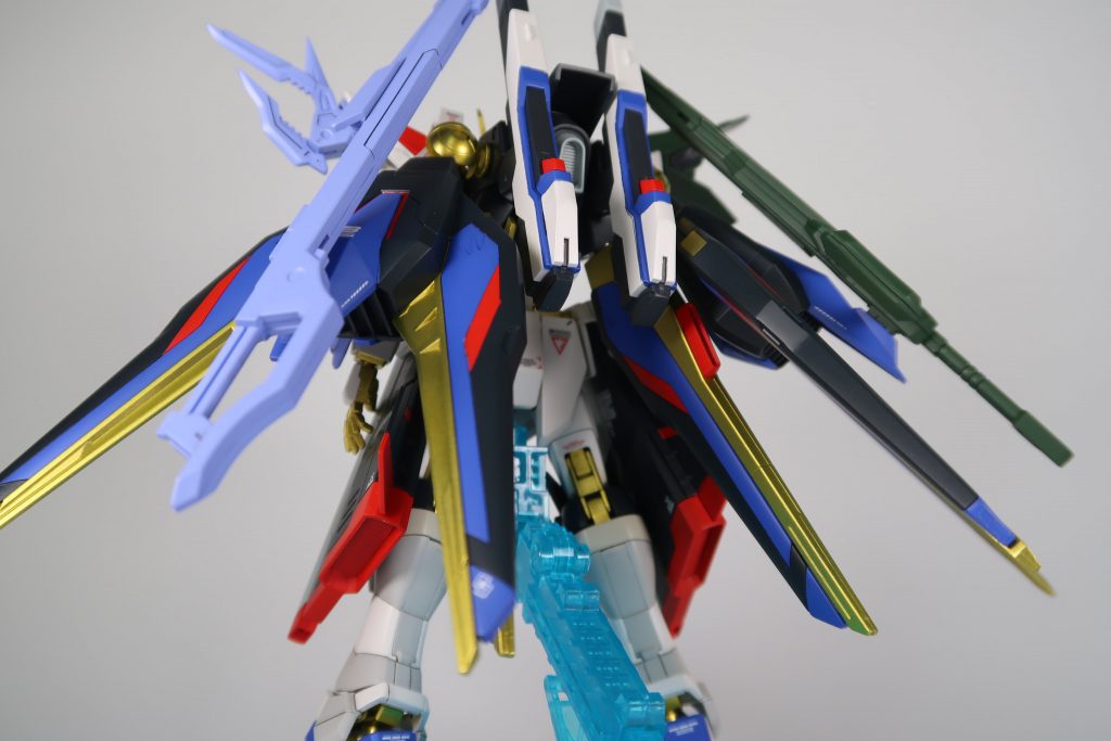 〈背面〉一応武器をマウントできるようになってます。ドラグーンはスジボリをして3色で塗分けました。金色増やした結果ヒロイックな印象になった気がする。
