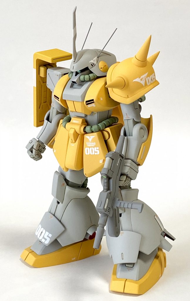 サラ・ザビアロフ曹長機。劇中で左手で武器を持っている場面が多かったようです。