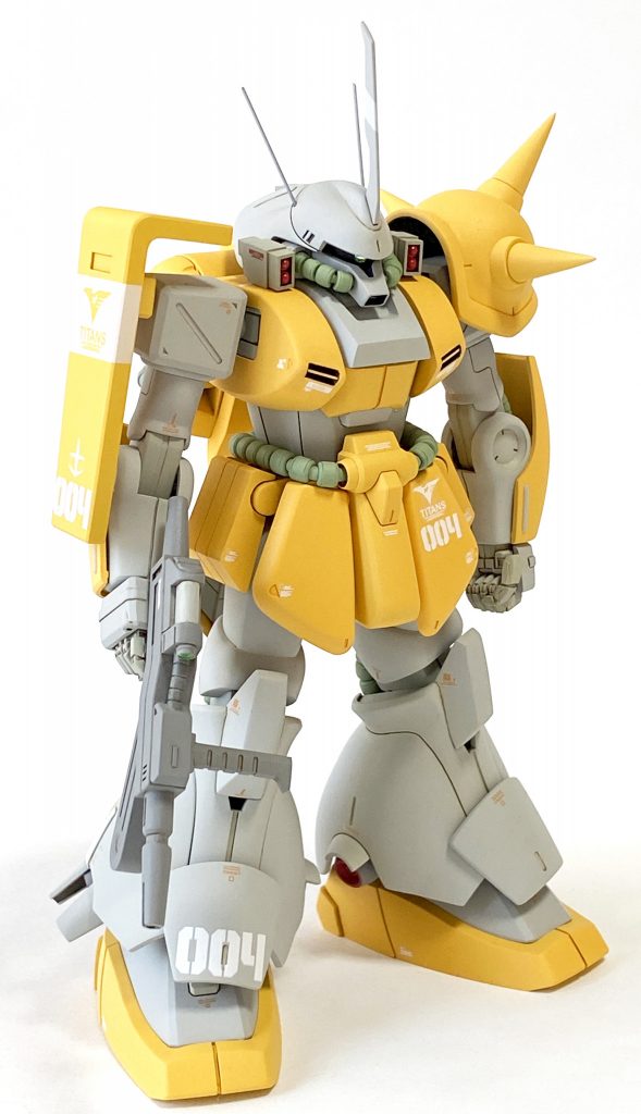 シドレ曹長機。近藤版では頭部の形状が異なり、側面にグレネード弾発射機が装備されています。