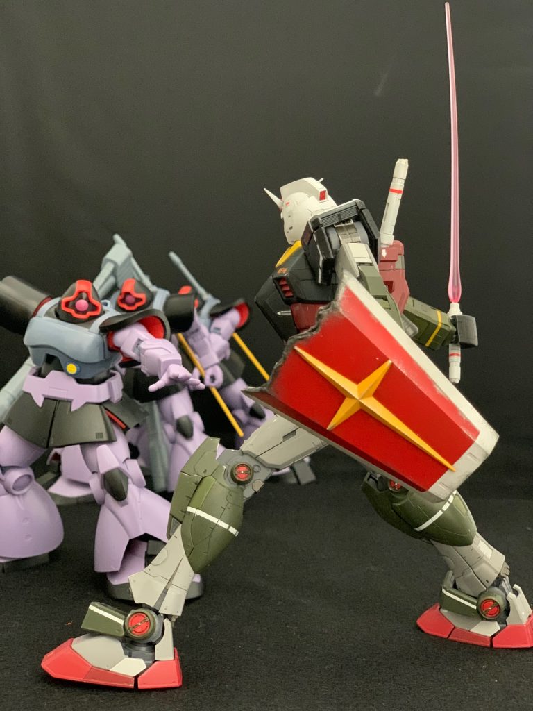 劇場版「哀・戦士」編のポスターのイメージ。このためにダメージシールドを製作。苦手なウェザリングの練習にいいですね。　　　ちなみにドムは手持ちのキットがなかったのでROBOT魂版です。今って本当にガンプラ品薄で大変ですよね。　