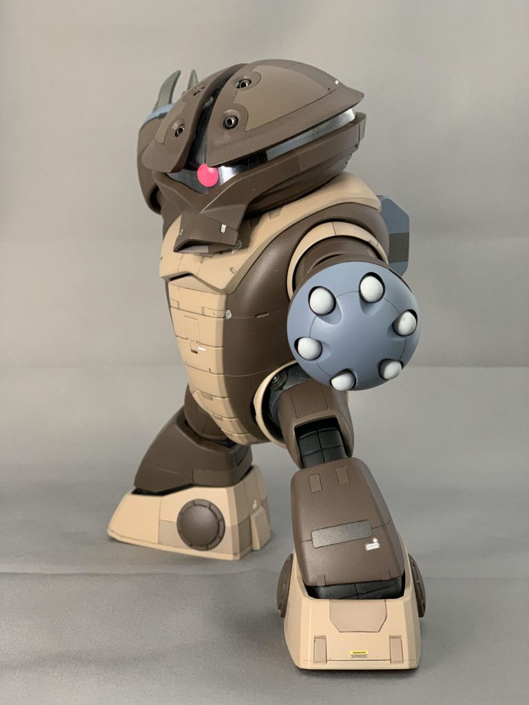 旧1/100の箱絵のイメージ。初挑戦の割には悪くはなかったのですが納得いかない部分もあったのでごまかすためにツートンで塗装。結果RGっぽくて気に入ってます！