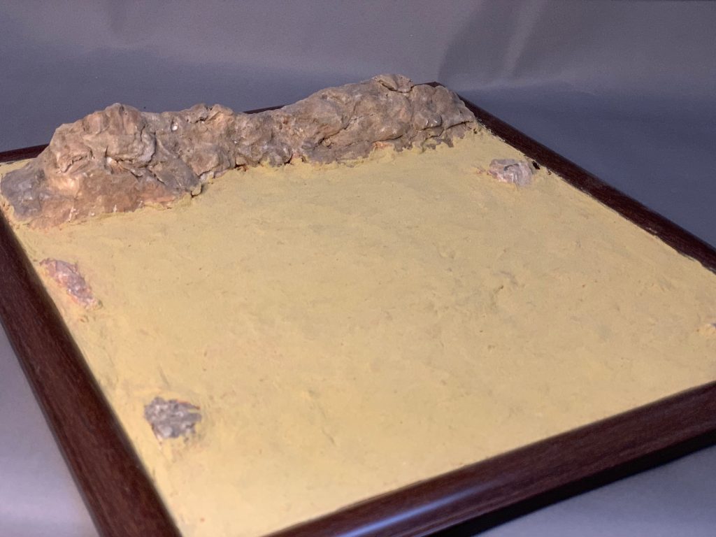 百均の粘土を使用したオーソドックスな物ですが、これの製作時は完全に「岩職人」でしたね・・・。オープニングの1シーン再現（メイン写真）用に作りましたがガンダムは砂漠のシーンも多いの他でもなかなか使えます！