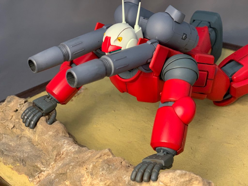 本来は中腰のような気もしますがMGでそれやると高さ的に無理もあるので寝そべっての射撃ということにしました。しかし製作の時は普段の生活の中で視界に入る岩ばかり見ていました(笑)その甲斐あって塗装もうまくいったように思います！