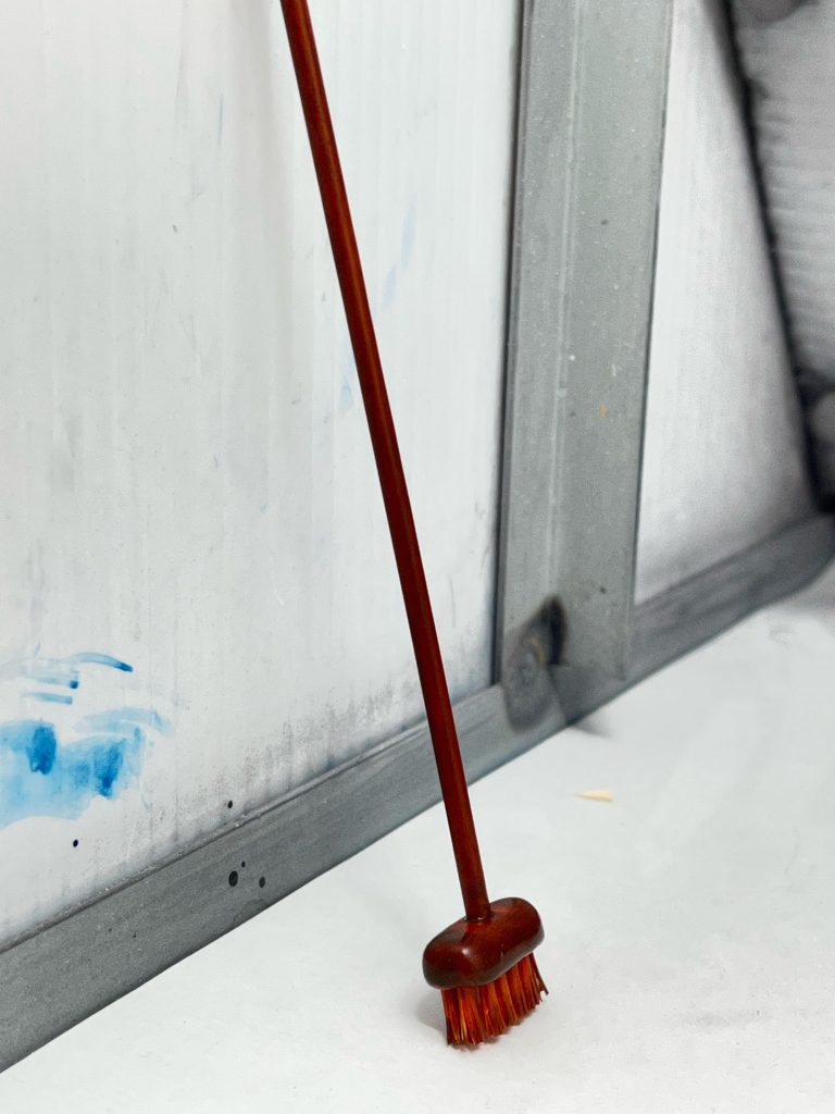 デッキブラシは子供用の歯ブラシにプラ棒をぶっ刺し、パテでそれっぽく造形。これもシタデルで筆塗りしてウェザリング仕上げ。