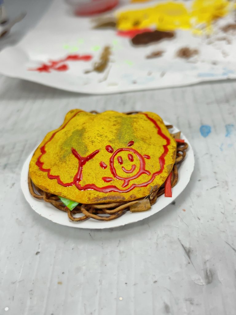 ヨキソバもパテからの造形。ケチャップ風のイラスト(文字?)はレジンにレッド塗料を混ぜて男の一発手書きです。(緊張しました。)塗装はファレホ・シタデルの筆塗り。その後にウェザリング塗料でソース&焦げ風味を出しました。キャベツ・人参・豚肉も入ってます。(笑)生まれて初めて作った食品模型ですが、それっぽくできて一安心。