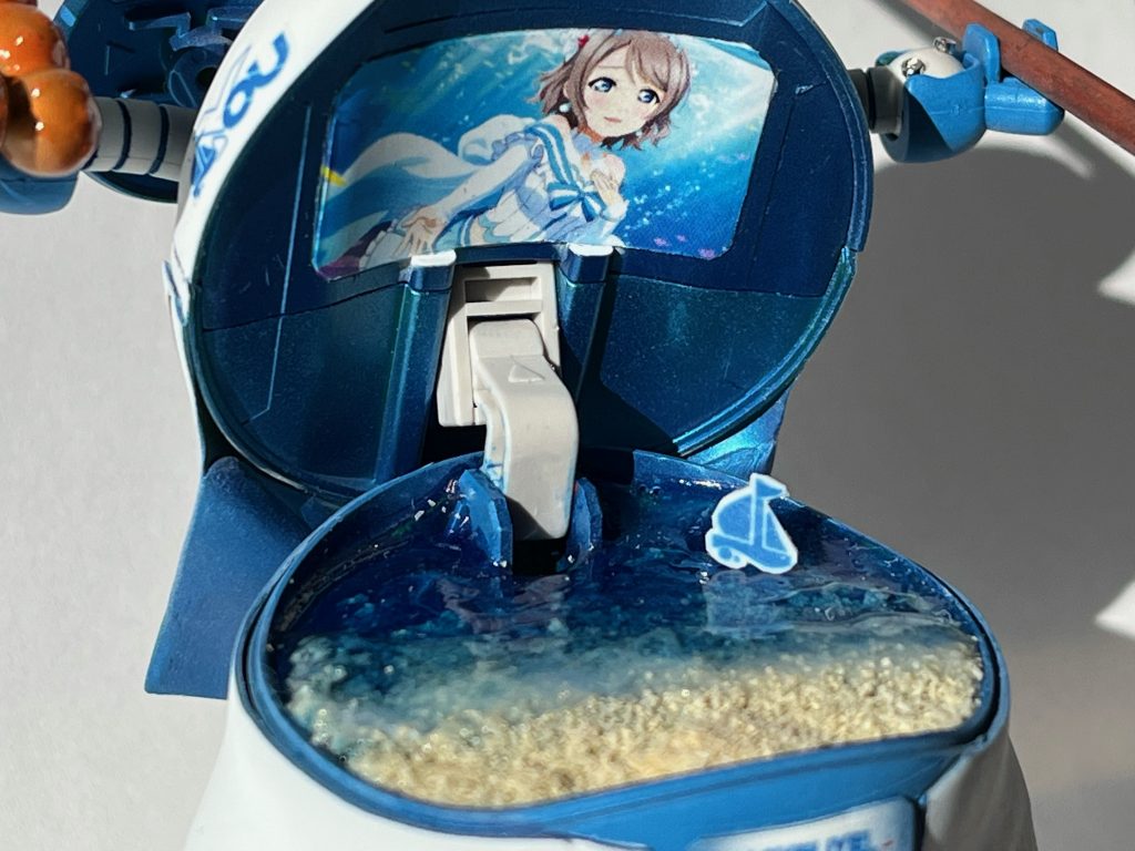 そして最大のギミックはコレ。ハロの口(?)を開くと、中に海が広がっています。