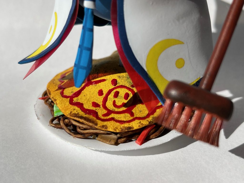 台座は曜ちゃんの得意料理「ヨキソバ」