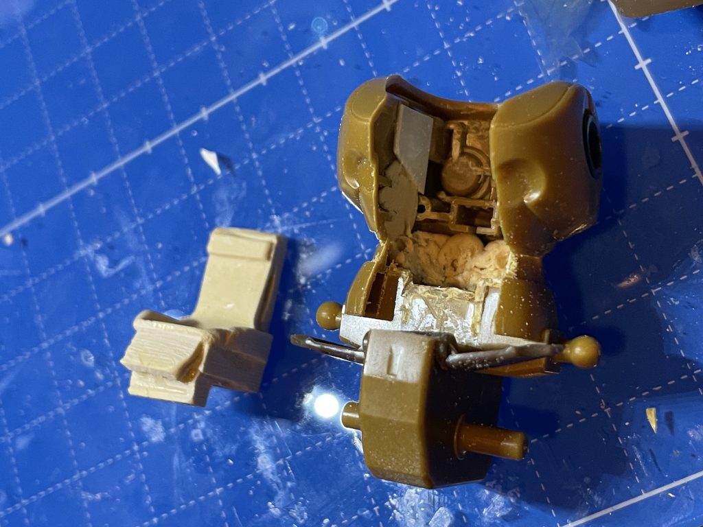 胸部と腰は関節を外して接着．こうしないとシートが入りませんでした．