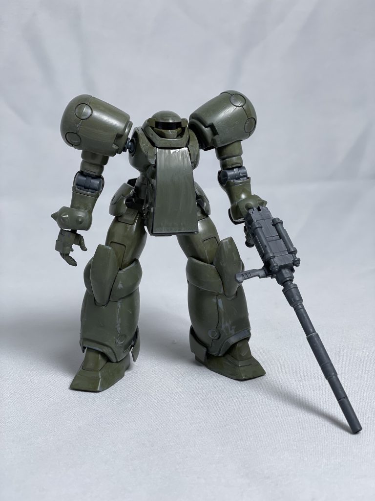 胸部だけではフィギュア収まらなかったので，胴体の回転軸を殺して胸部と腰を接着してスペース確保．ボトムズのATっぽく前方に大きなハッチ付けました．格好悪いですけど．スコープドッグというよりはスタンディングトータスですかね．