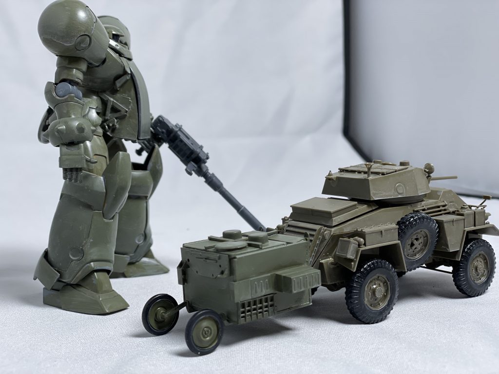 イギリス軍の7トン装甲車mkIVを持ってきました．実際は二次大戦の車両なんですけど，結構未来的なフォルムなのでそんな変でも無いかな．後ろにフィールドキッチンを付けました．フィールドキッチンはプラ板貼り合わせに適当なパーツをペタペタ．「お腹空いたー」