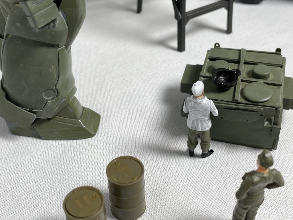 今回一番作りたかったのは，このフィールドキッチン．野戦用の万能調理器です．プラ板箱組と色んなスケールモデルのジャンクパーツ寄せ集め．ついでに中華鍋も作りましたよ．グワジンの余ったタンクのパーツ．