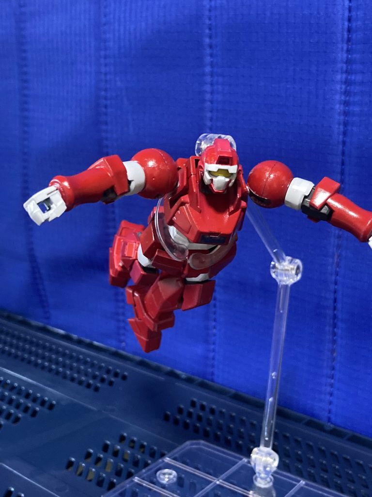 <ガイヤーぁぁぁ~(こんな感じで飛んでなかったっけ)>ミキシングは簡単かと思ってたけど、シャルドール改の肩の凸とリーオーNPDの肩の凸で、そのままでは組み合わせられず。苦心(?)の末、WAVEのポリパーツをリーオーNPDの肩パーツに入れることでなんとか解決。大きな改修はそこだけでした。それでも軸が少し短いのか、やや抜けやすいですが、、、