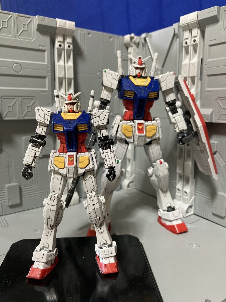 ガンダムファクトリー横浜に行った時にもらった1/200と一緒に。どちらもモールドは凄いです。良いキットですよ!