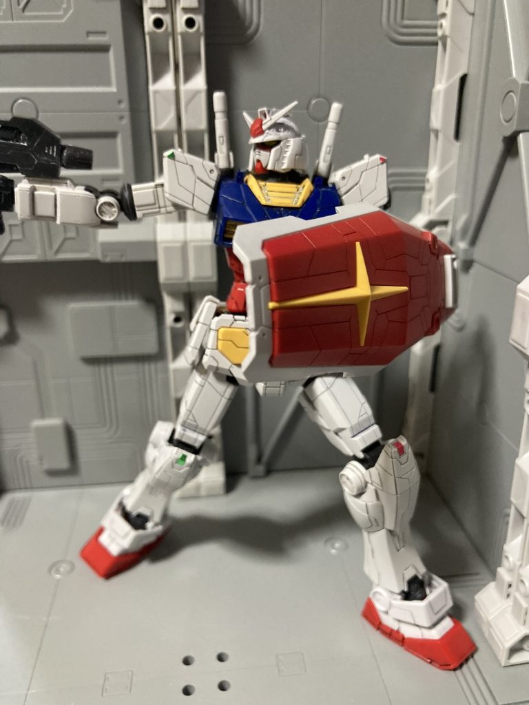 なので、それ以降は白いパーツは「ガンダムマーカーリアルタッチマーカー」のグレーでスミ入れ。黒が無い、ってのもあるけど、クドくならないようにグレーを選択。モールドに線を引く要領でスミ入れし、すぐに指かティッシュで拭きとり。これは楽チン!今後のスタンダードになりそう。黒いパーツ(ビームライフルとか)は試しに白のアクリジョン + マジックリンでスミ入れ。これはまだまだ改善の余地あり(薄め具合がわからん)。なのであんまり画像に写らないようにしました😅