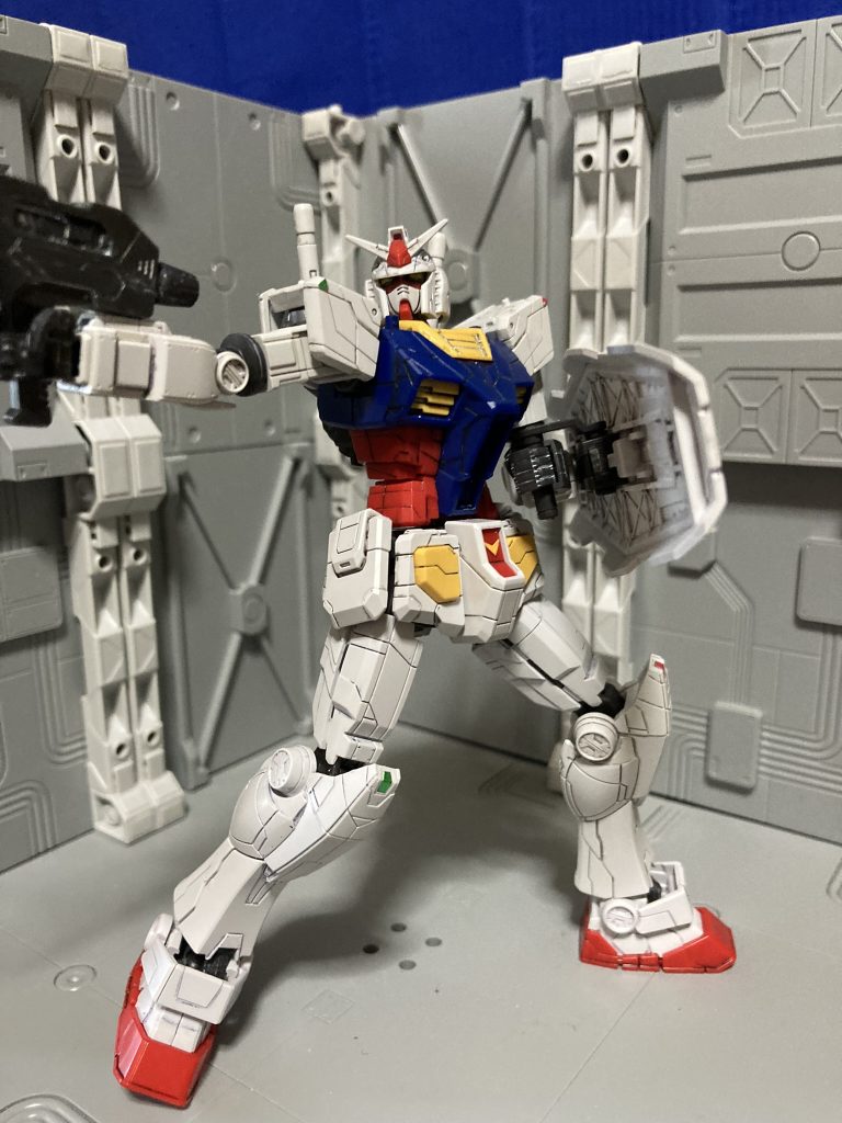 頭部にはエナメル系のスミ入れ塗料を使っていたら、翌日にパーツ割れが発生😱リカバー頑張りました。