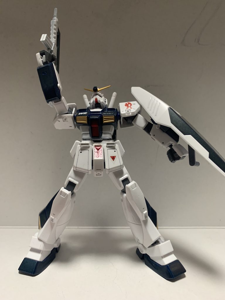 アムロって事で強引にラストシューティングっぽく。アレックスだったら五体満足のままシャアのジオングをこの状態で追い詰めて勝っていたのでは・・・と想像したり。。。 ガンプラが手に入りづらい昨今、ジャンクを買ってきて蘇らせる・・・も密かな楽しみかもしれませんね。数年後にこの投稿を見た時に、「あぁ、この頃は品薄だったなぁ~。」と思える日が来てる事を祈るばかりです。。。 『たかがジオング1つ、ガンダムで倒してやる!アレックスは伊達じゃない!!』