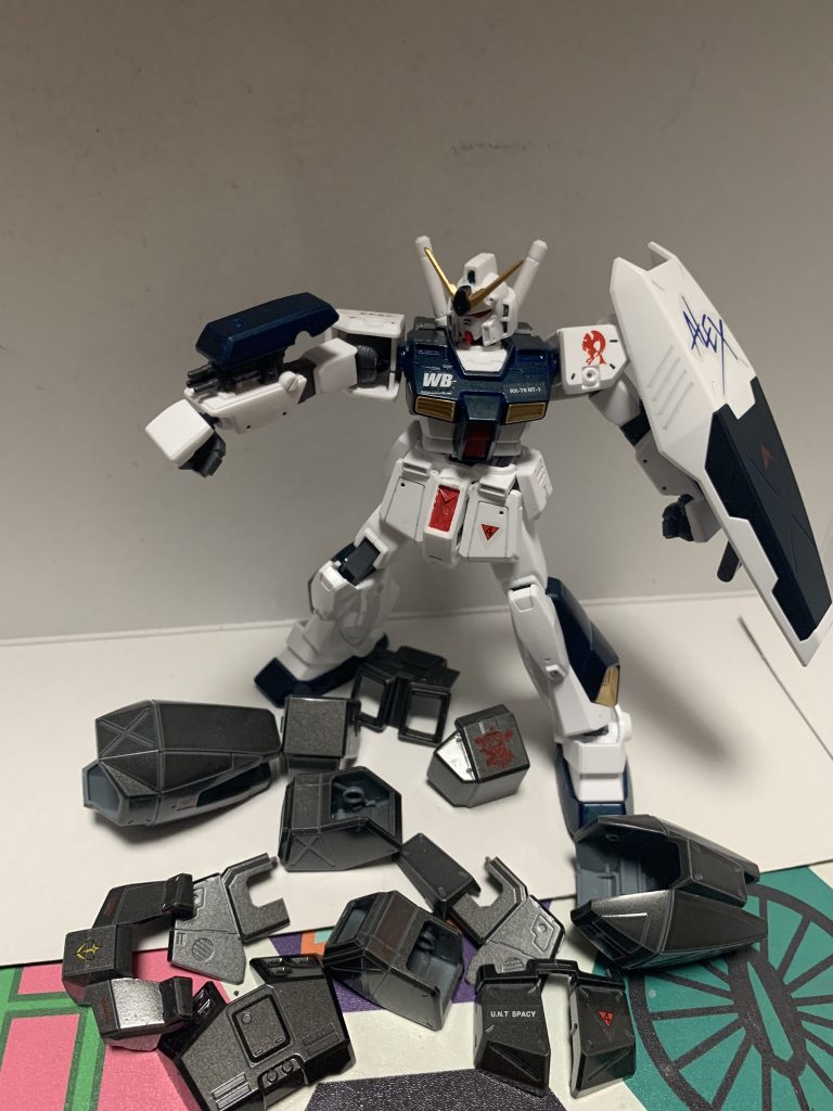 ビームサーベルはグリップとあるビームエフェクトが無かったので近くにあったエクシアの物を代用で持たせました。 チョバムアーマーはキットでは薄いグレー整形でやすっぽかったので、黒鉄色に塗装して重厚感を出しました。 塗装ですが、アレックス本体は白はクールホワイト。黒い部分は黒鉄色の上にクリアブルーで絶妙な色に仕上げています。