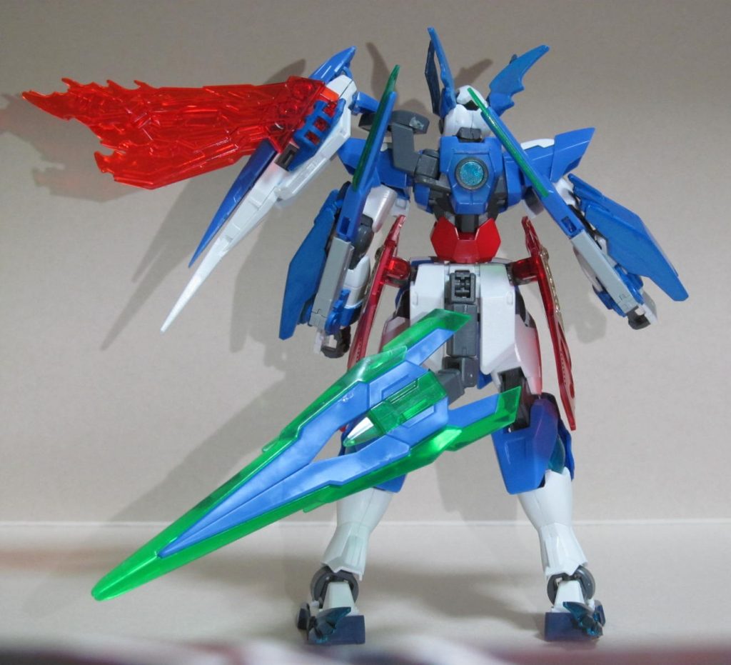 背面もクアンタらしさを残し……たかったのですが、ソードビットのラックに対して可動の邪魔にならないよう節を設けたせいで、バルバトスルプスレクスのような尻尾になってしまい悪役度増し増しになりました。