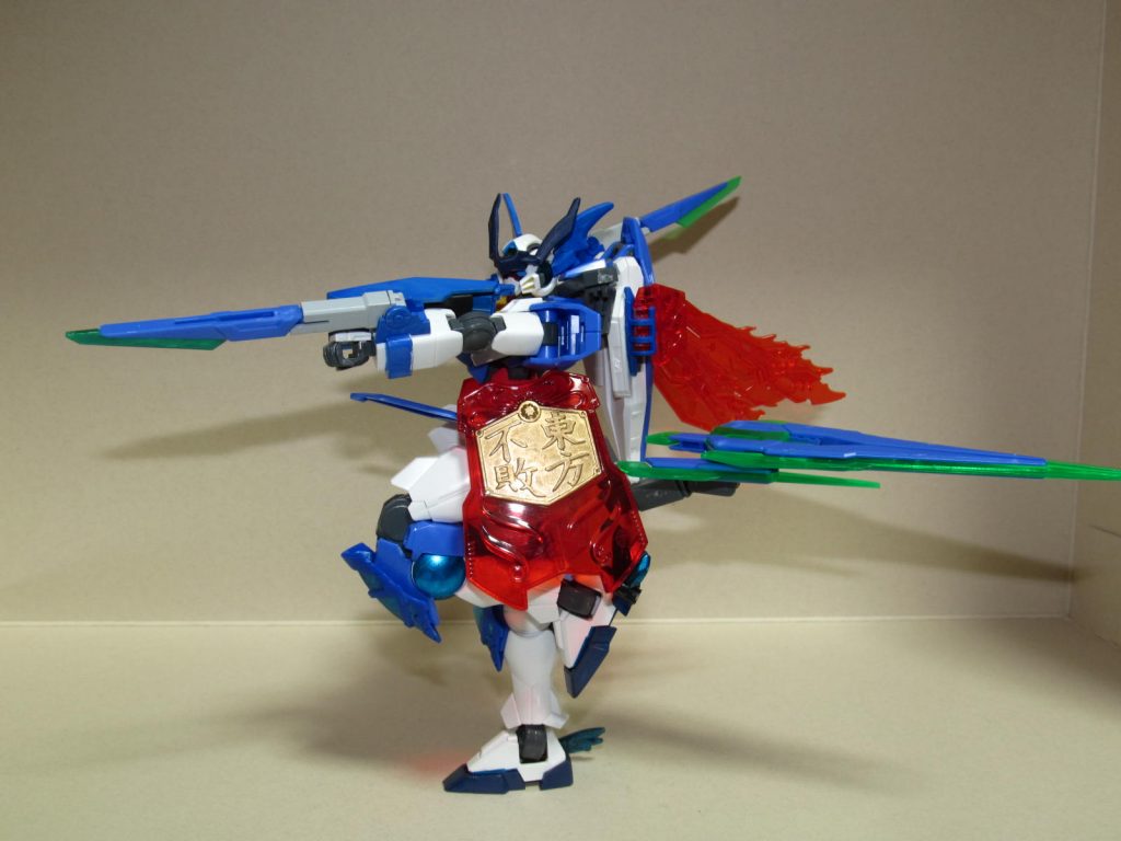 射出したソードビットで追い詰めつつ本体が殴りかかる機体コンセプトですが、腕部に戻せばゲルマン忍法のようなポージングもとれます。技名は由来のオンラインゲームに因んで、ギ・ゾンディバース!