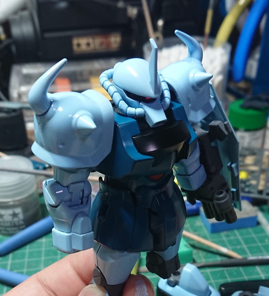 塗装後はツルツルでこれはこれでかっこよかったのですがせっかくなのでOVAのくすみを再現したかったのでつや消しトップコート後にリアルタッチマーカーでうっすらと汚して少し暗めに仕上がりました〜